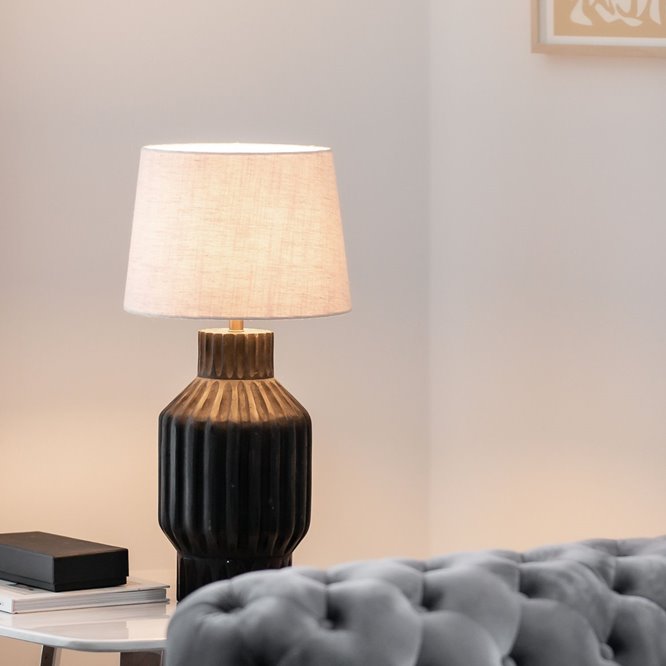 Czarna drewniana lampa stołowa w stylu rustykalnym